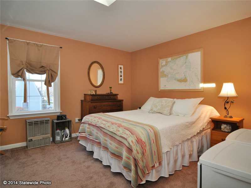 160 West View Road Middletown, RI 02842 - Photo 17 of 25 Bedroom.