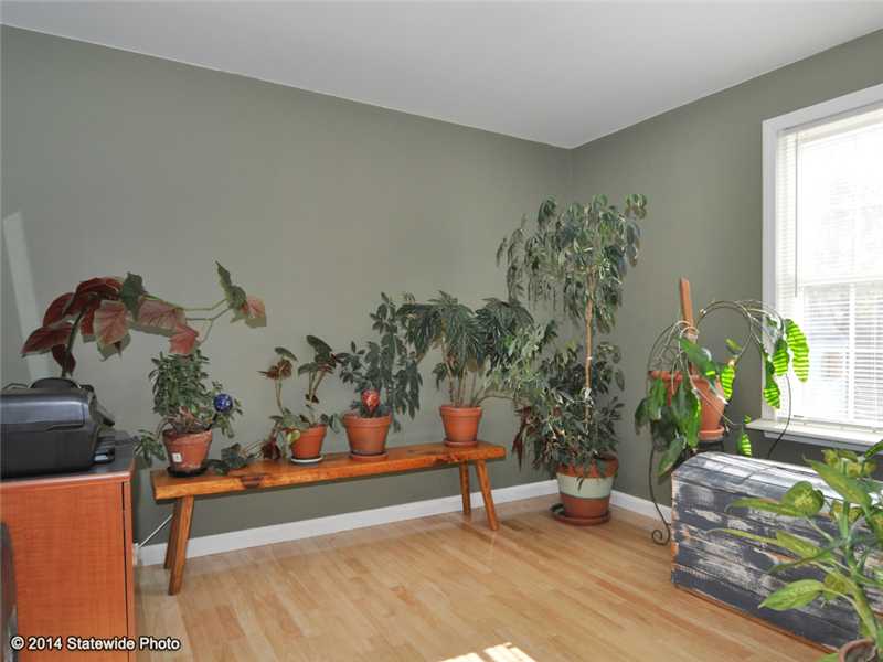160 West View Road Middletown, RI 02842 - Photo 19 of 25 Den/Family/Great Room.