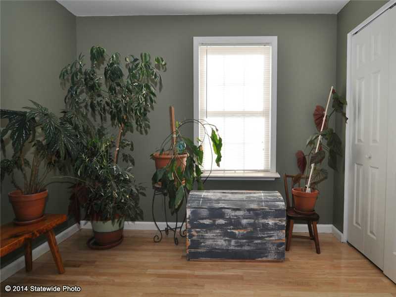 160 West View Road Middletown, RI 02842 - Photo 20 of 25 Den/Family/Great Room.