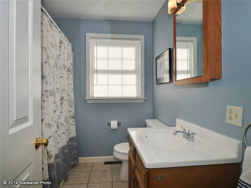 160 West View Road Middletown, RI 02842 - Photo 24 of 25 Bathroom.