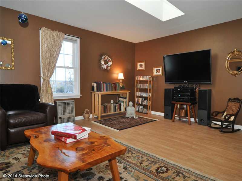 160 West View Road Middletown, RI 02842 - Photo 3 of 25 Den/Family/Great Room.