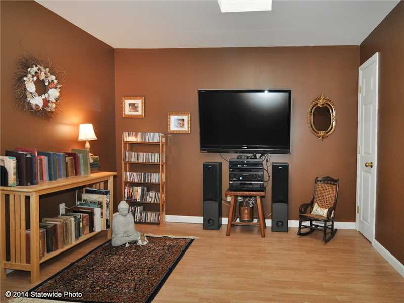 160 West View Road Middletown, RI 02842 - Photo 4 of 25 Den/Family/Great Room.