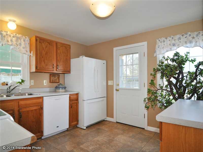 160 West View Road Middletown, RI 02842 - Photo 5 of 25 Kitchen.