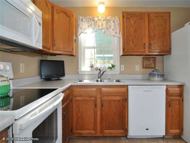 160 West View Road Middletown, RI 02842 - Photo 6 of 25 Kitchen.