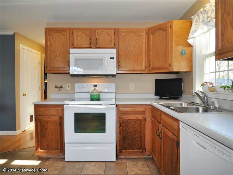 160 West View Road Middletown, RI 02842 - Photo 7 of 25 Kitchen.