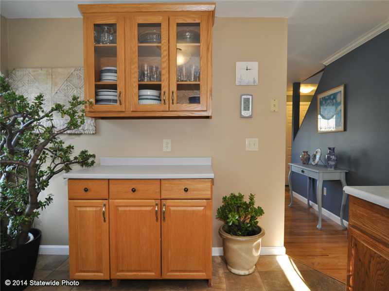 160 West View Road Middletown, RI 02842 - Photo 8 of 25 Kitchen.