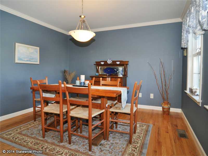 160 West View Road Middletown, RI 02842 - Photo 9 of 25 Dining Room.
