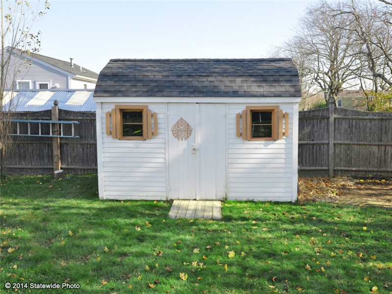 160 West View Road Middletown, RI 02842 - Photo 10 of 25 Yard/Garden.