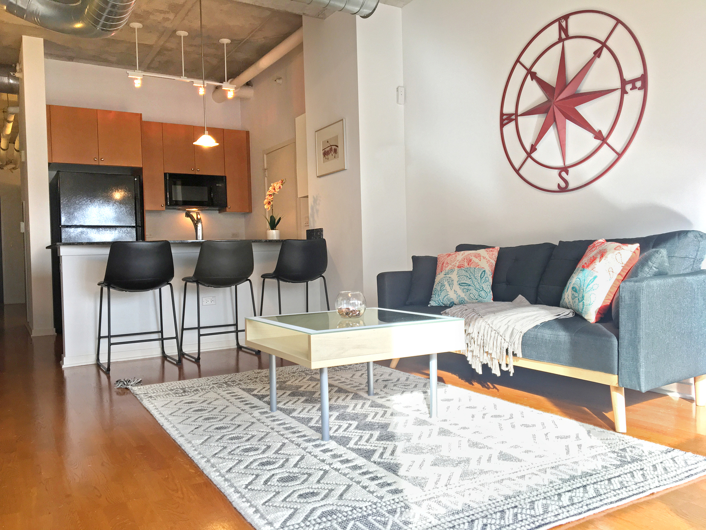 807 Davis Street, Unit 505 Evanston, IL 60201 - Photo 4 of 17 a living room with furniture and a wooden floor