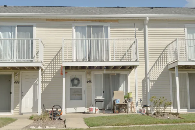 $165,500 | 446 Meadow Green Lane, Round Lake Beach, IL 60073