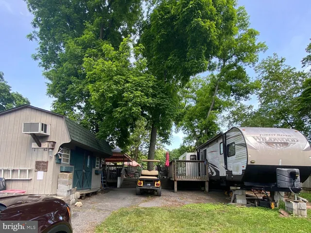 a view of a car park in front of house