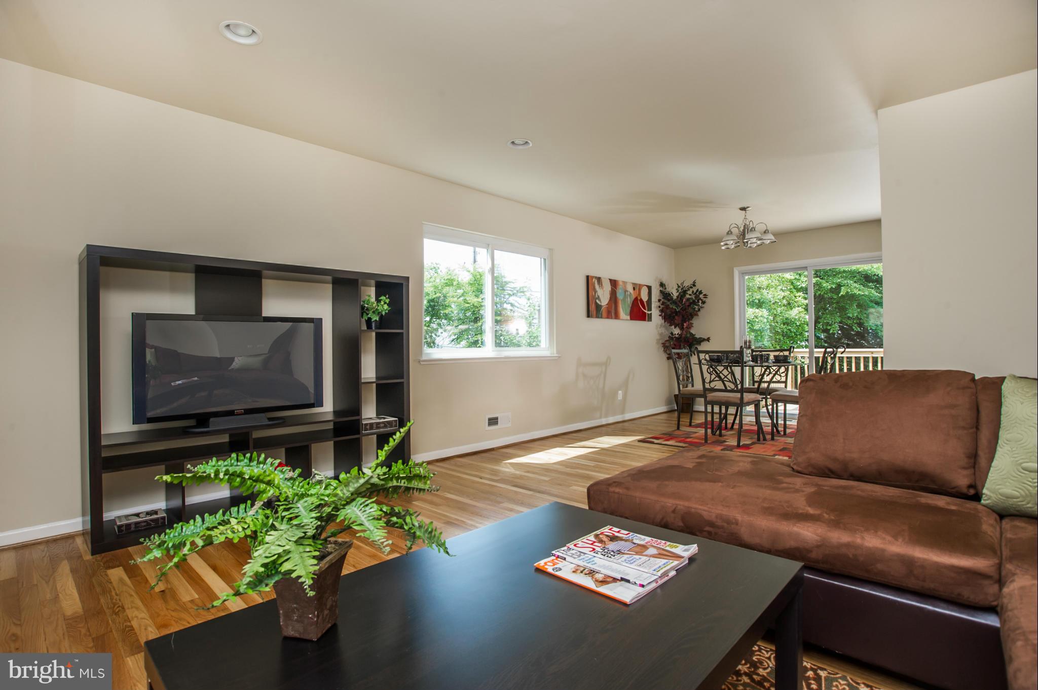 6719 Brompton Road Baltimore, MD 21207 - Photo 5 of 30 Living Room