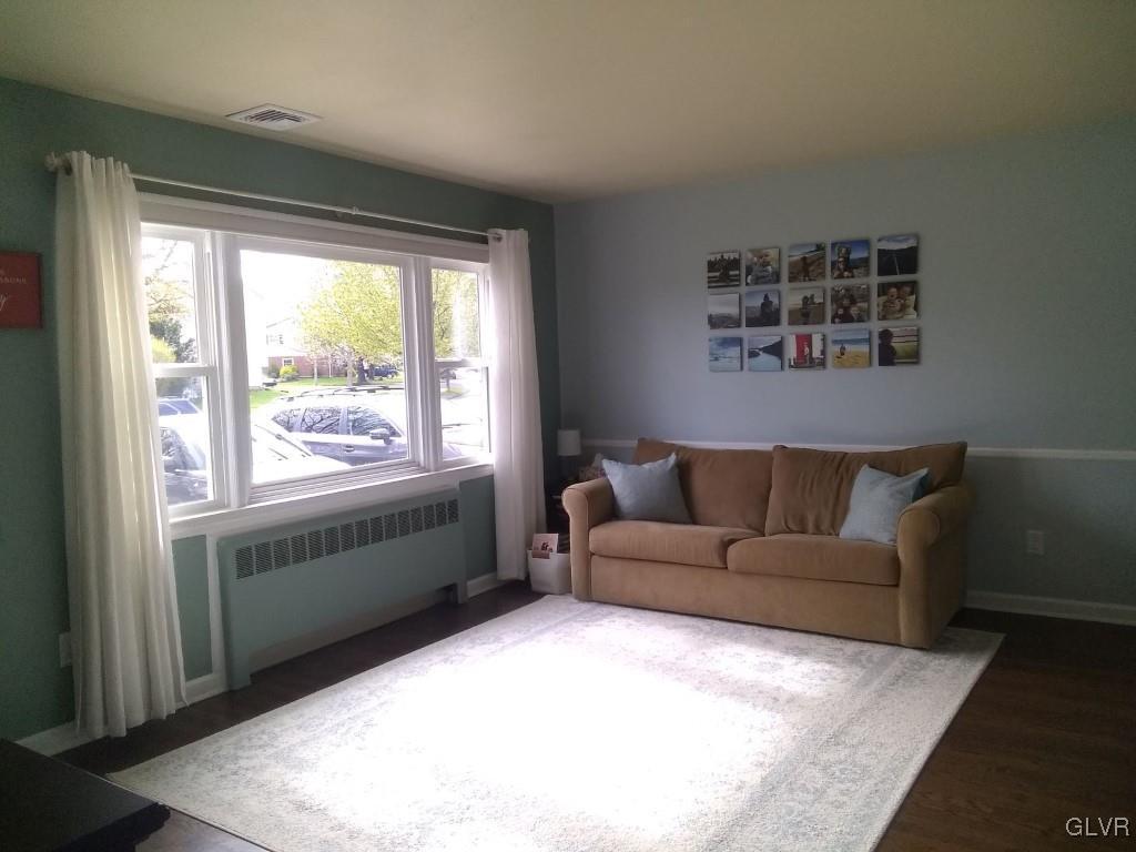3019 Shakespeare Road Bethlehem, PA 18017 - Photo 4 of 21 Living room