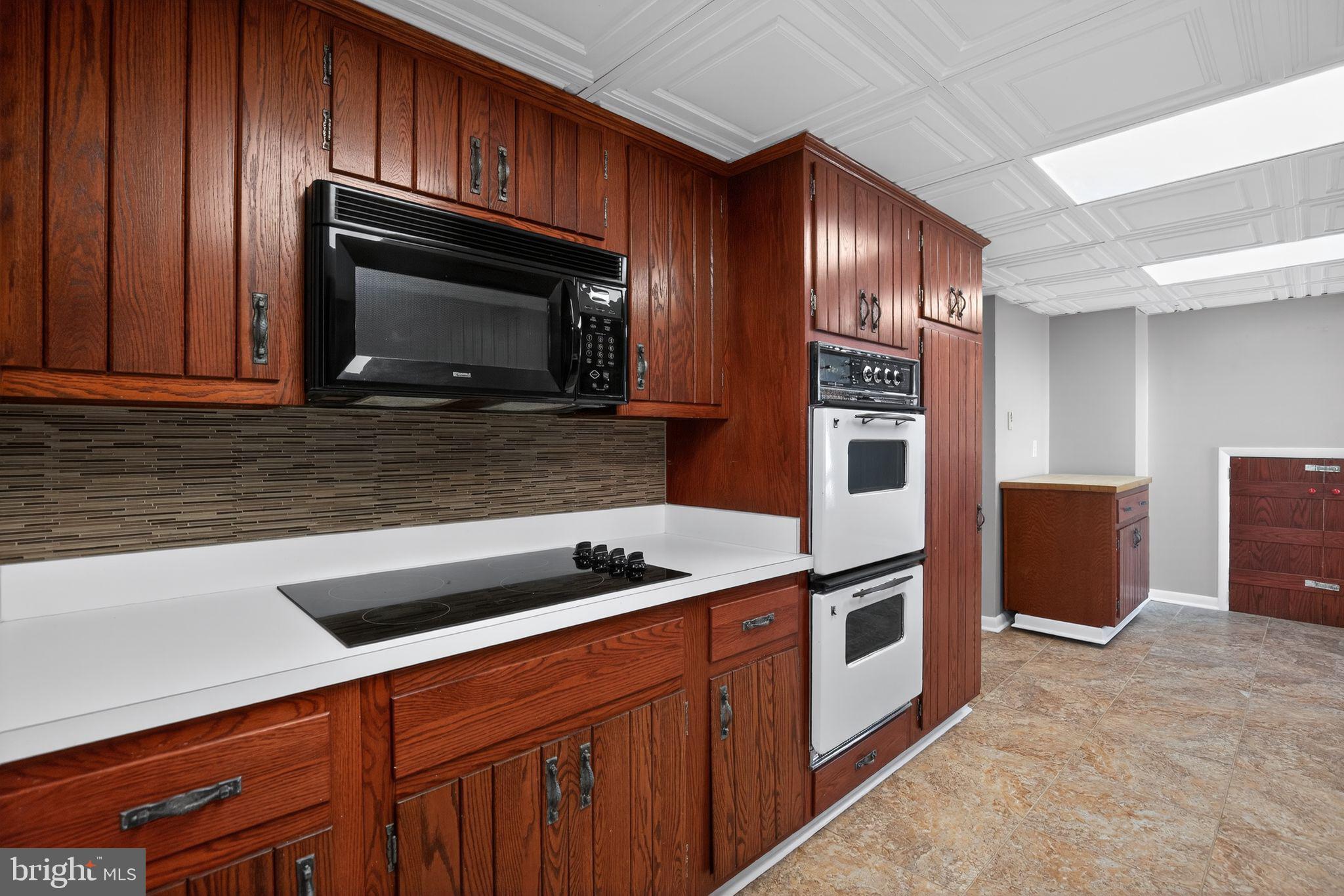 40855 Spring House Lane Leonardtown, MD 20650 - Photo 24 of 78 Double ovens & cooktop, microwave