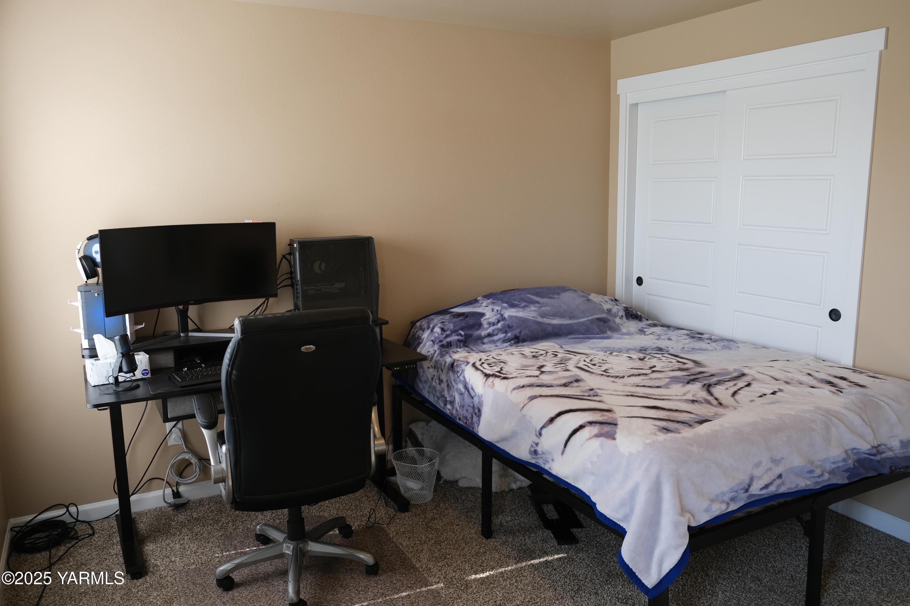 2206 Porter Loop Yakima, WA 98901 - Photo 21 of 34 a bedroom with a bed and a desk
