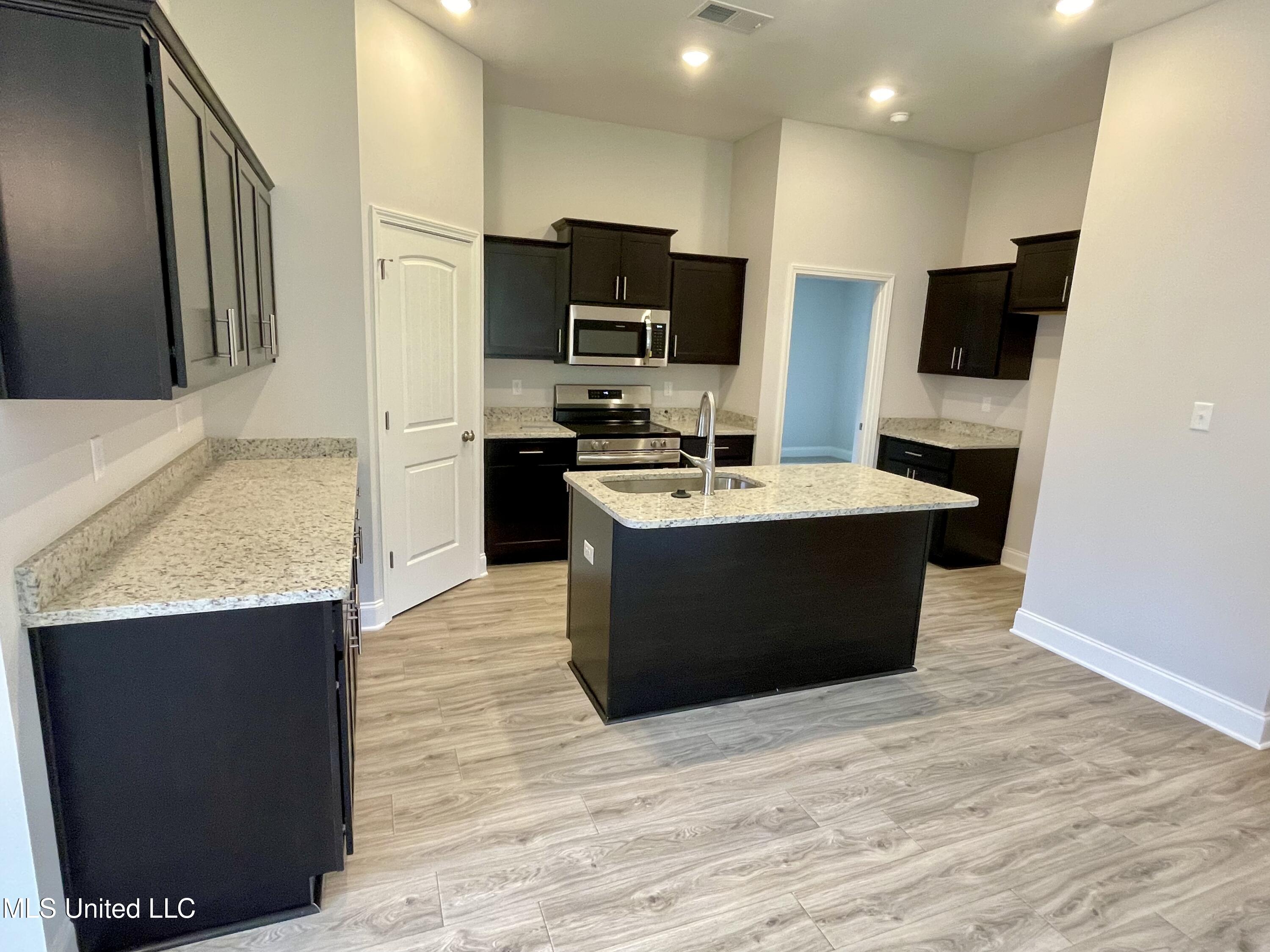 1583 Reece Drive South Southaven, MS 38671 - Photo 2 of 14 FA793D6F-D891-45E3-A908-E8F6231F2036