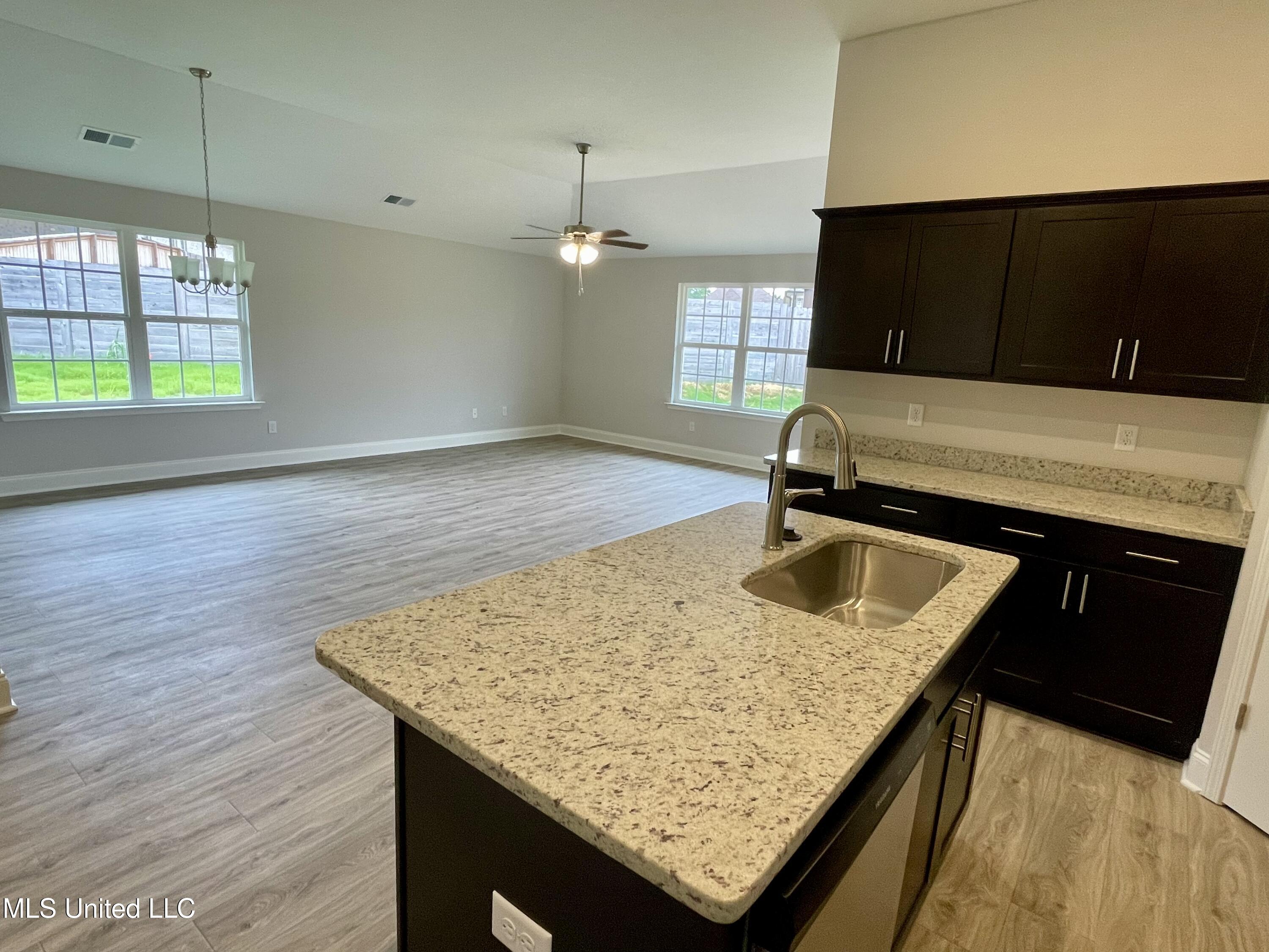 1583 Reece Drive South Southaven, MS 38671 - Photo 3 of 14 50F08A09-87FE-47E5-8CC8-84AED369493C