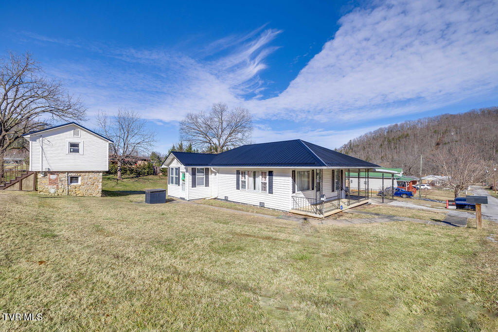 270 Roberts Lane Erwin, TN 37650 - Photo 2 of 47 002