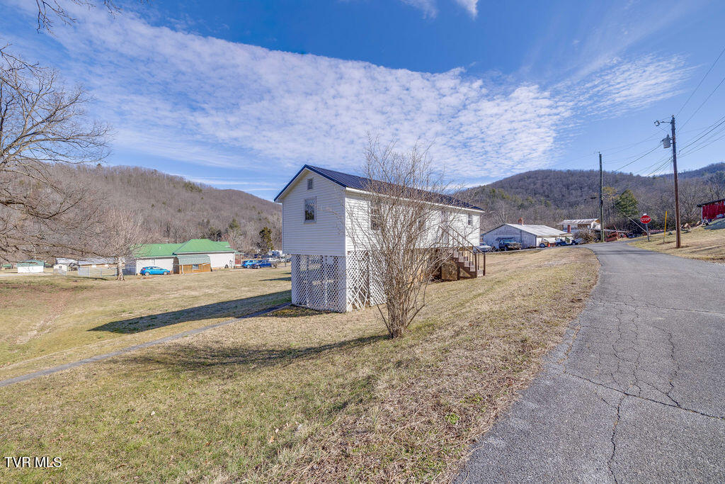 270 Roberts Lane Erwin, TN 37650 - Photo 27 of 47 027