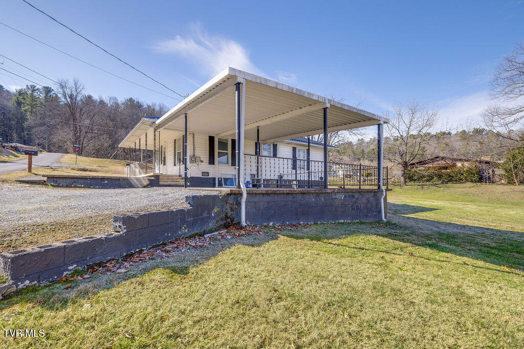 270 Roberts Lane Erwin, TN 37650 - Photo 3 of 47 003