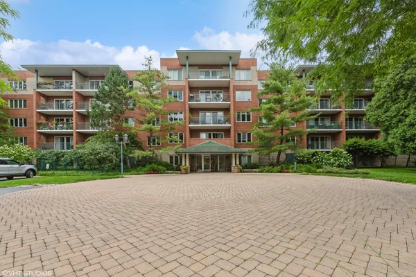 $375,000 | 3900 West Bryn Mawr Avenue, Unit 304, Chicago, IL 60646
