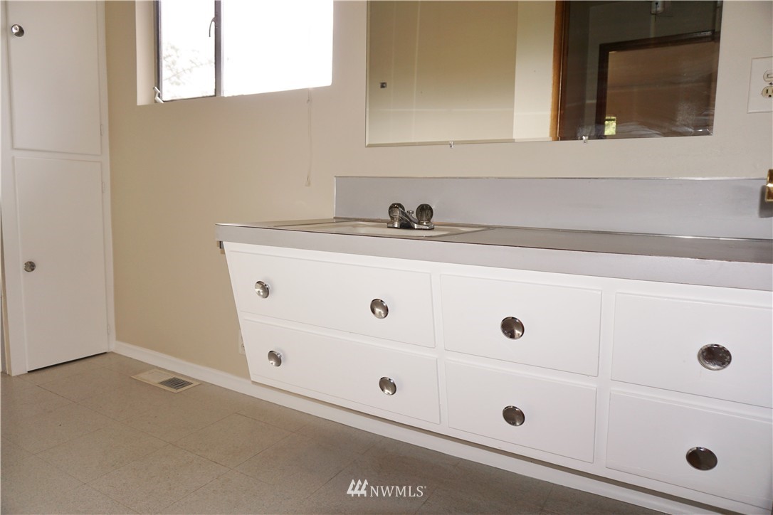 4112 Petersville Road Northeast Bremerton, WA 98310 - Photo 13 of 25 Gallery Image 13