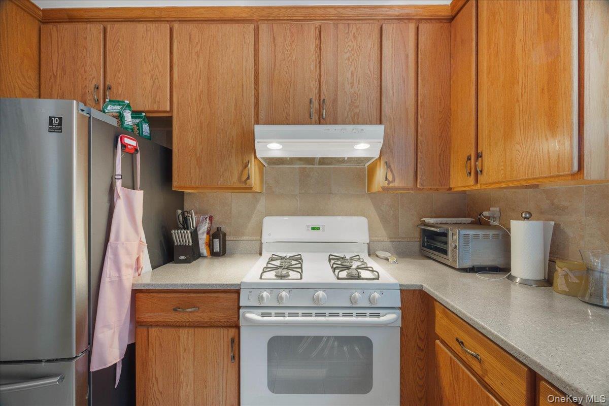 4315 Webster Avenue, Unit 5E Bronx, NY 10470 - Photo 19 of 21 a kitchen with a stove and a refrigerator