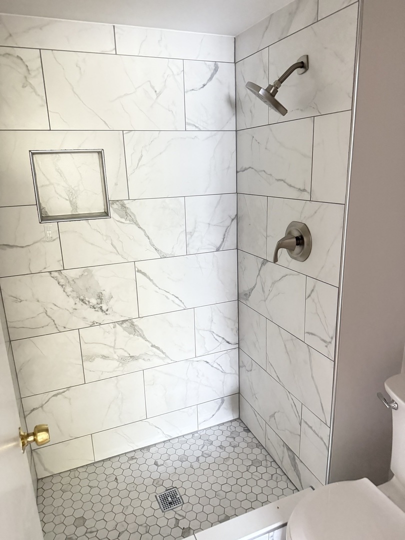 36 Washington Road, Unit 1 Lake Forest, IL 60045 - Photo 13 of 17 a bathroom with a shower