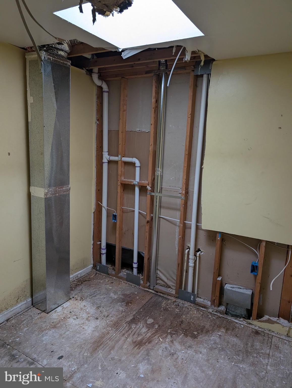 1818 Hope Street Baltimore, MD 21202 - Photo 4 of 5 a view of a room with closet