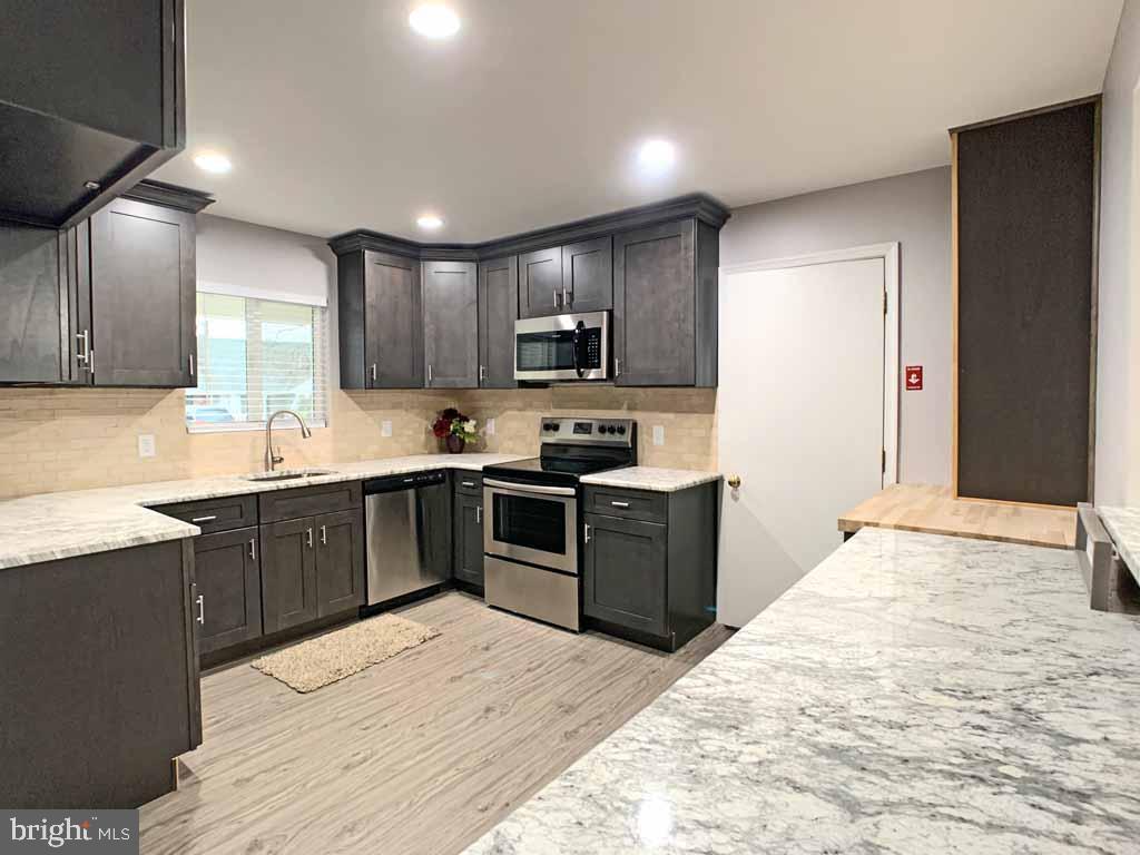 15 Dolphin Road Levittown, PA 19056 - Photo 10 of 29 Kitchen
