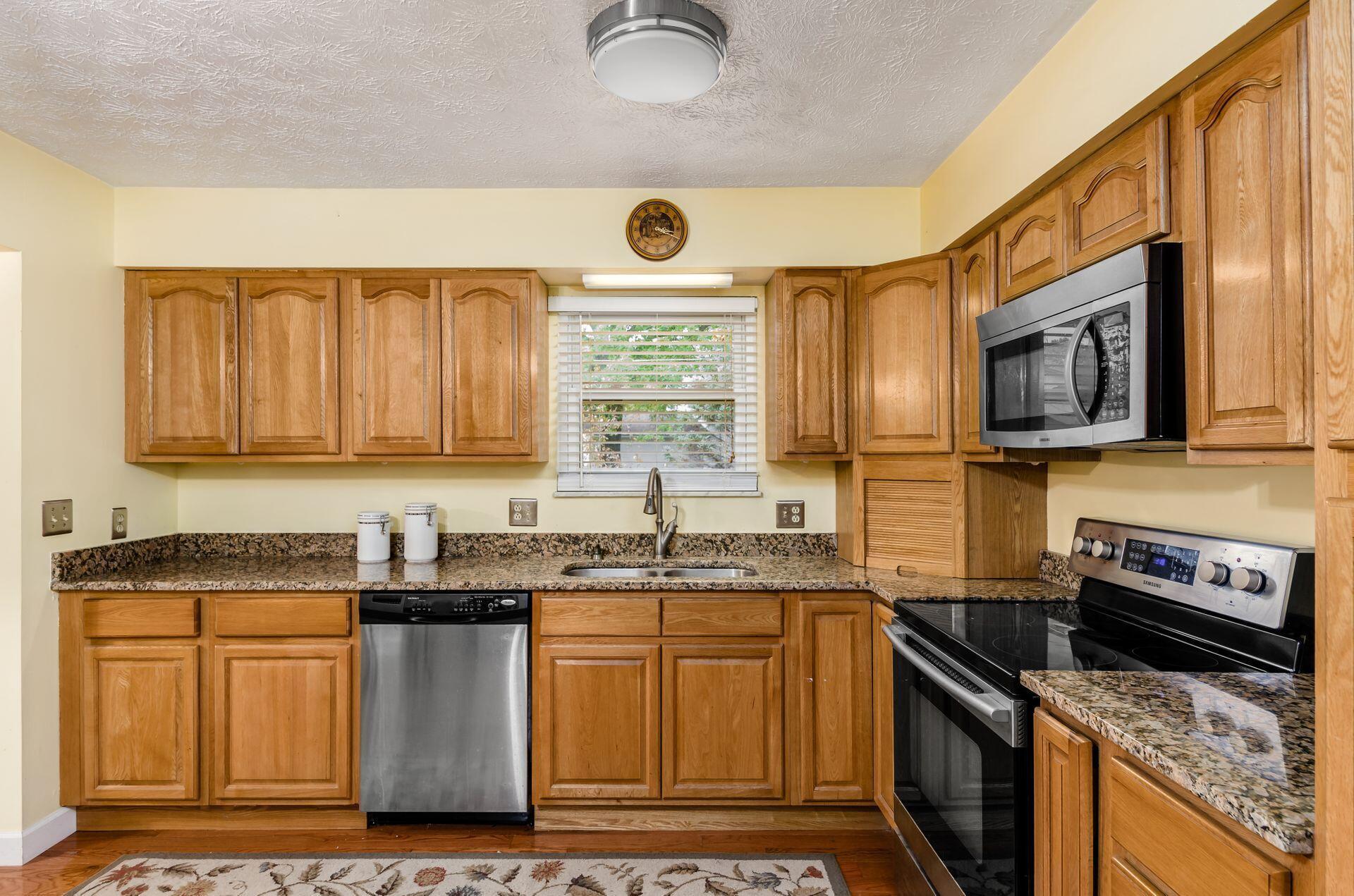 77 South Spring Road Westerville, OH 43081 - Photo 6 of 38 Kitchen Sinnk