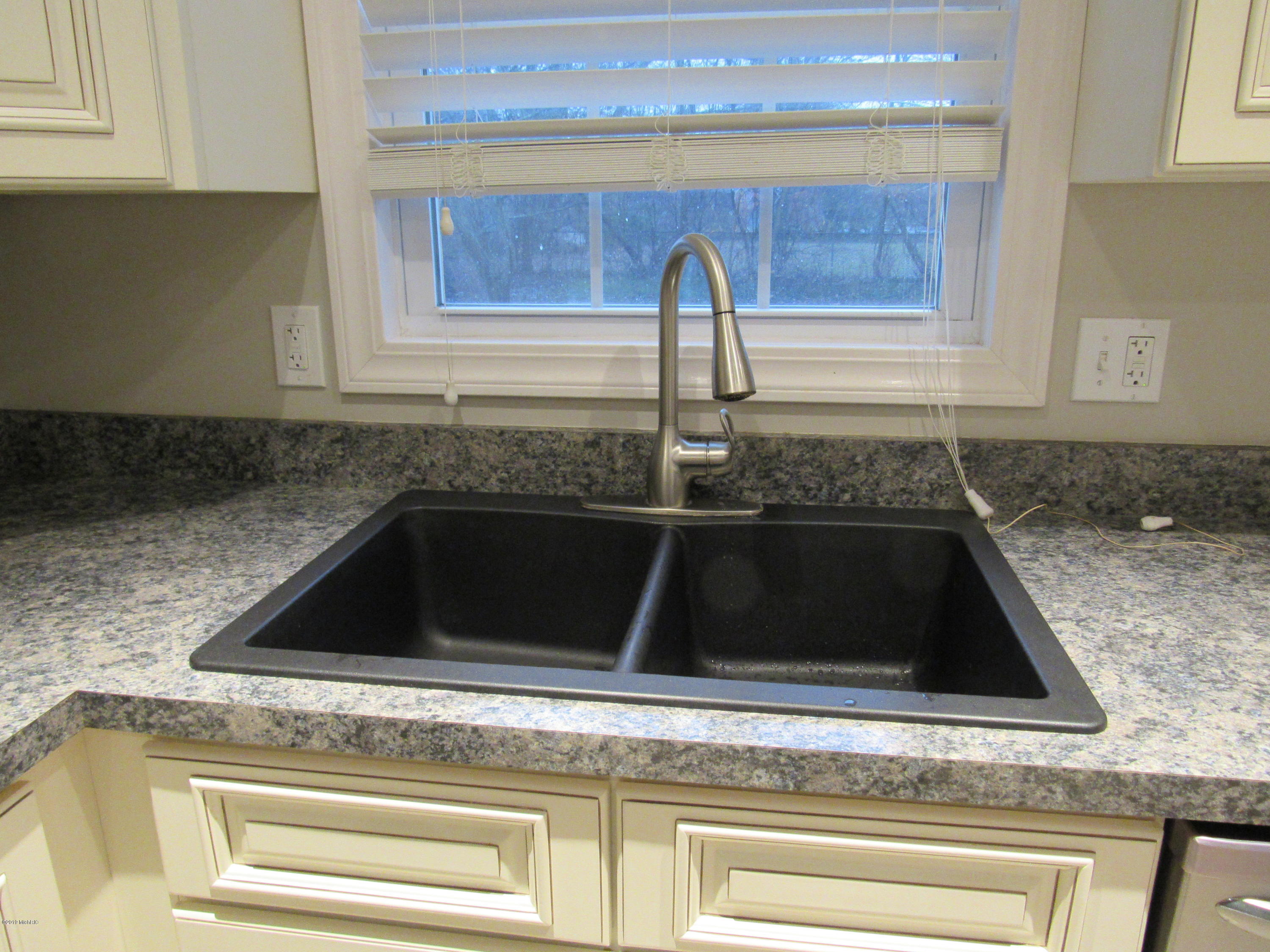 2919 Cumberland Road Lansing, MI 48906 - Photo 8 of 20 Granite Composite Sink
