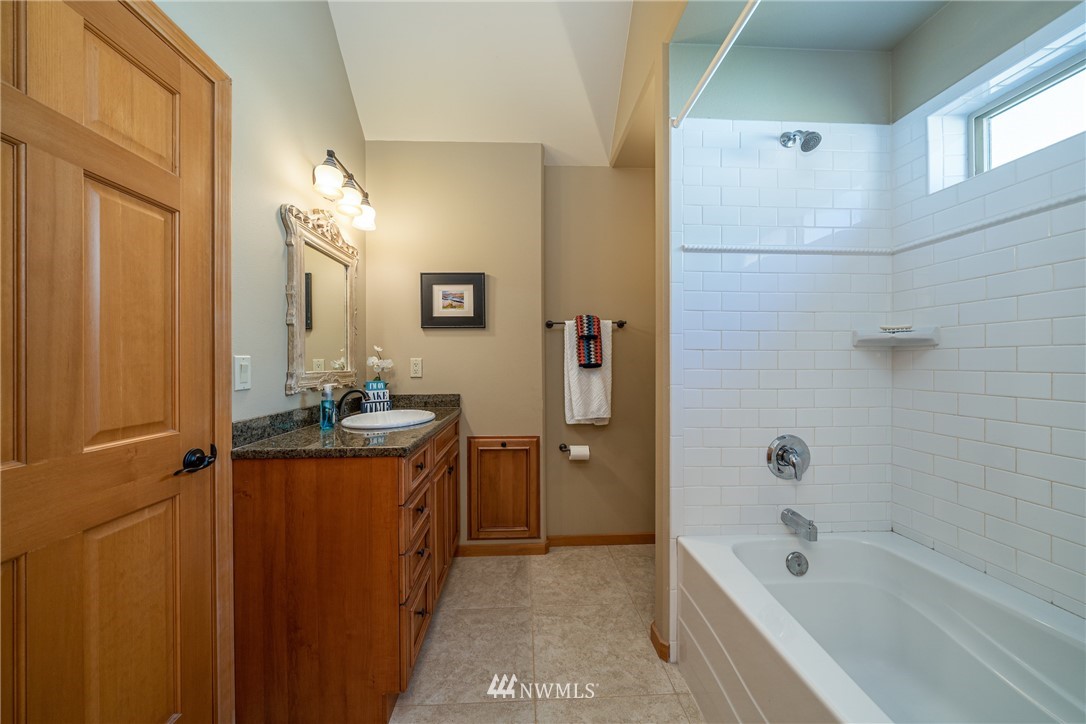 15902 South Lakeshore Road Chelan, WA 98816 - Photo 14 of 24 Gallery Image 14