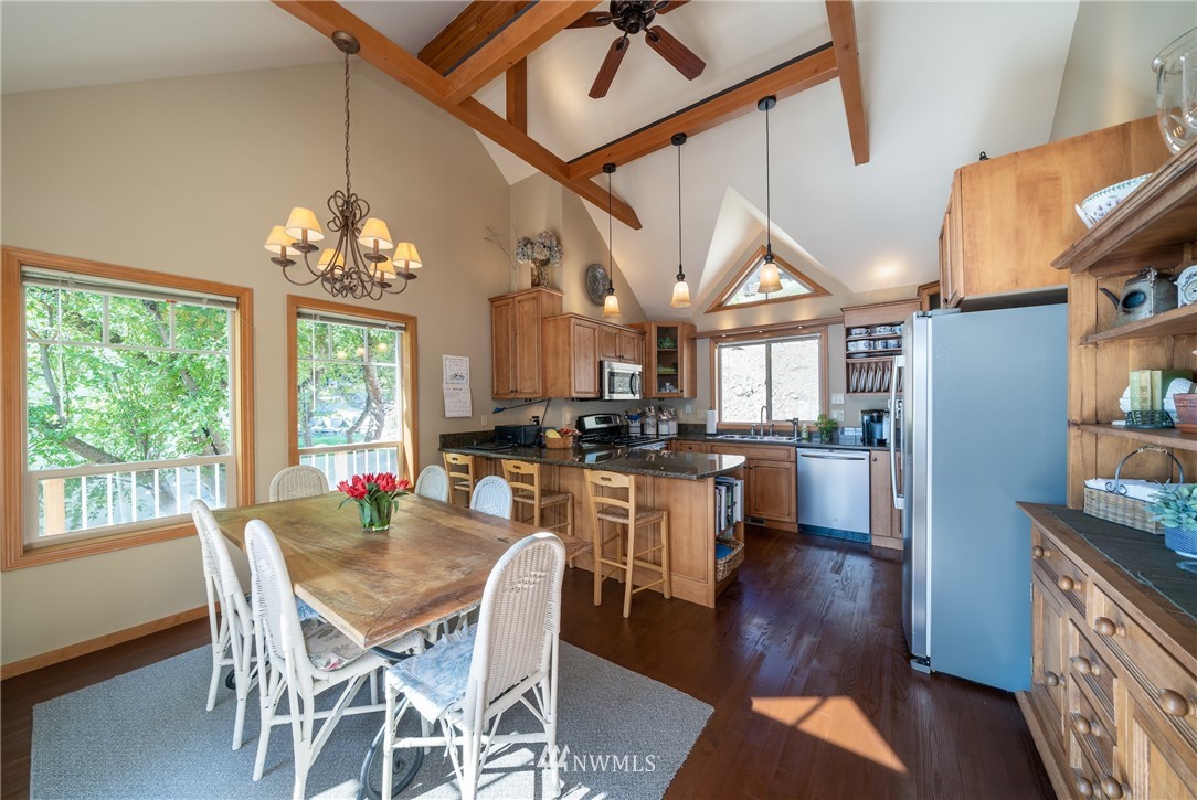 15902 South Lakeshore Road Chelan, WA 98816 - Photo 10 of 24 Gallery Image 10