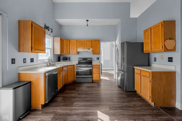 $435,000 | 55 Village Circle, Zionsville, IN 46077