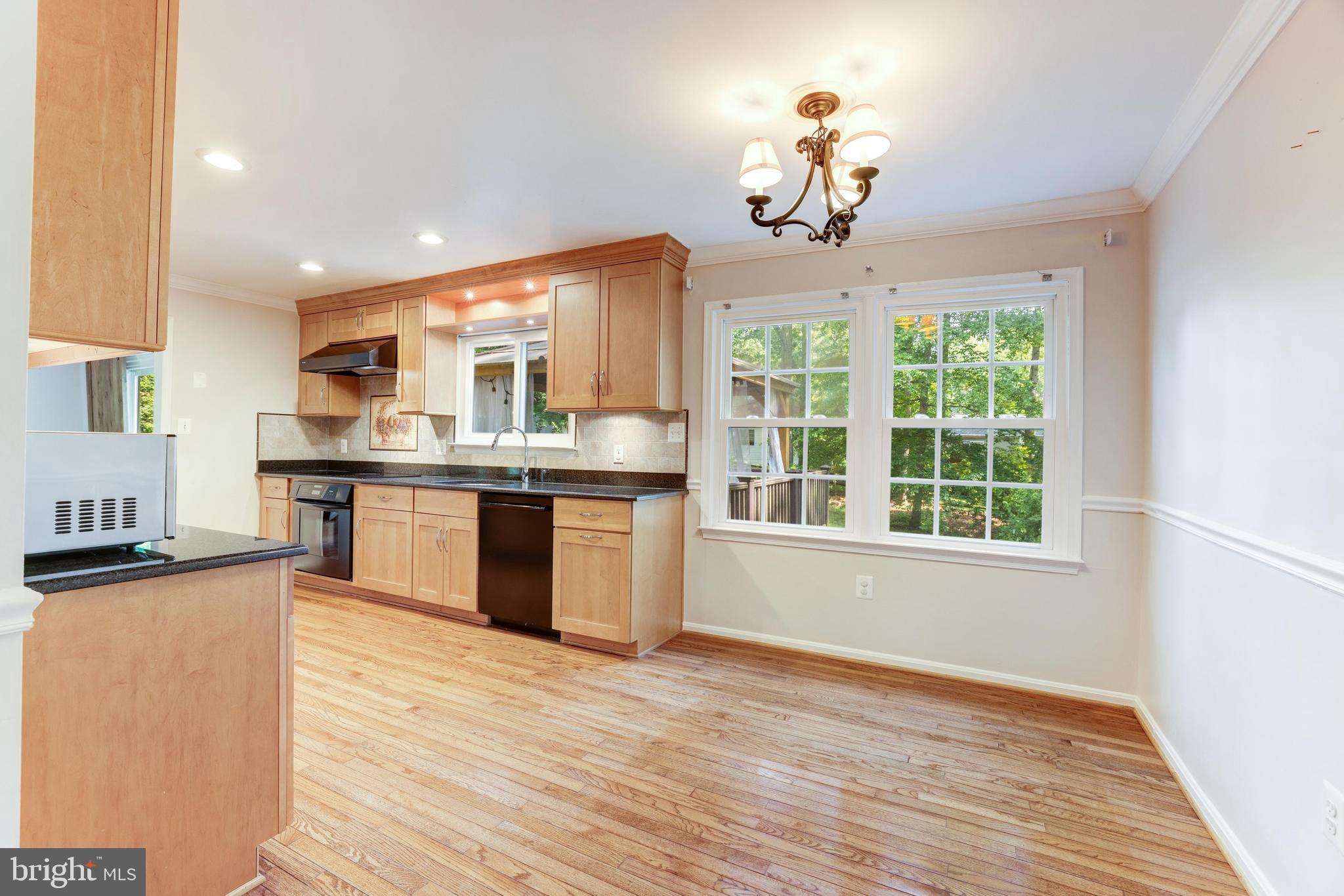 1816 Post Oak Trail Reston, VA 20191 - Photo 11 of 58 Table space