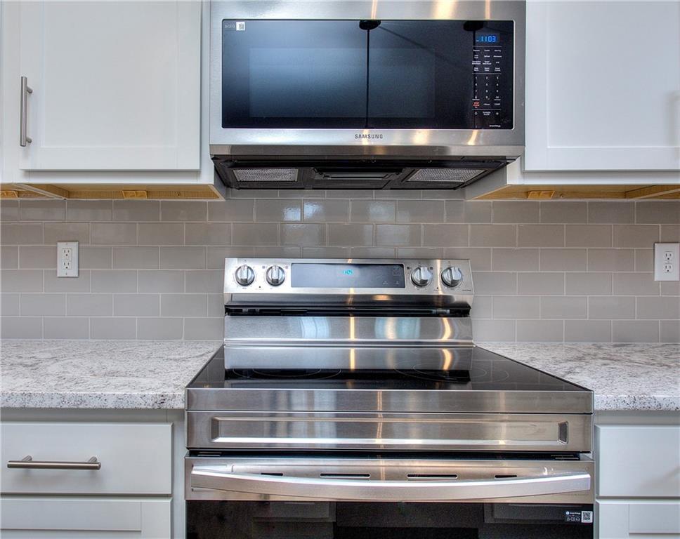 2562 Harbor Ridge Pass, Unit 338 Gainesville, GA 30507 - Photo 8 of 21 a stove top oven sitting inside of a kitchen
