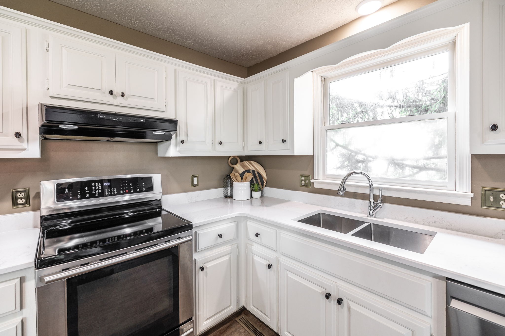 405 Timberlake Drive Springfield, TN 37172 - Photo 20 of 46 a kitchen with appliances a sink and cabinets