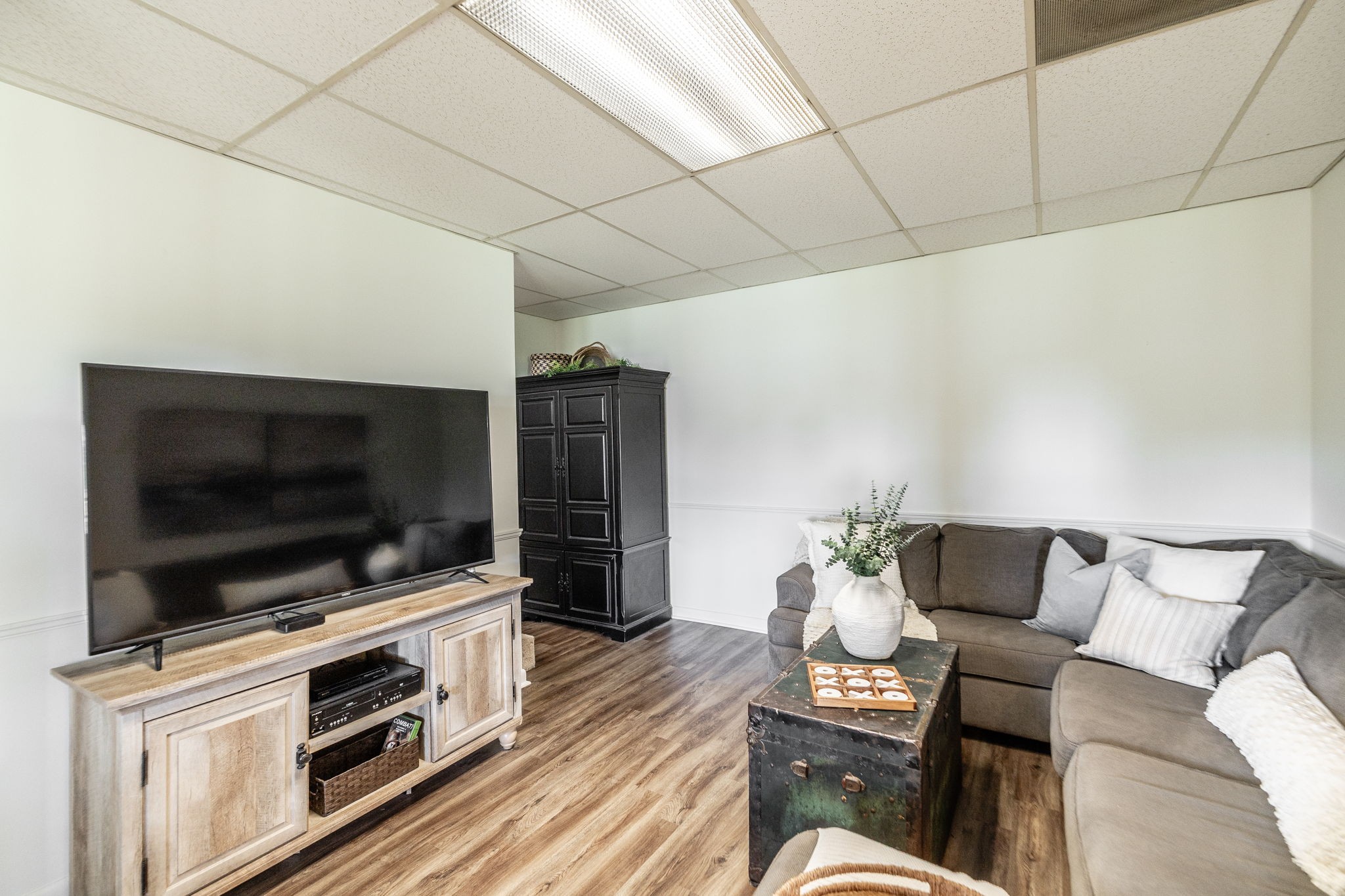 405 Timberlake Drive Springfield, TN 37172 - Photo 32 of 46 a living room with furniture and a flat screen tv