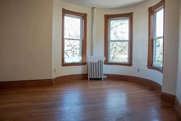 $3,900 | 336 Centre Street, Unit 1, Boston, MA 02130