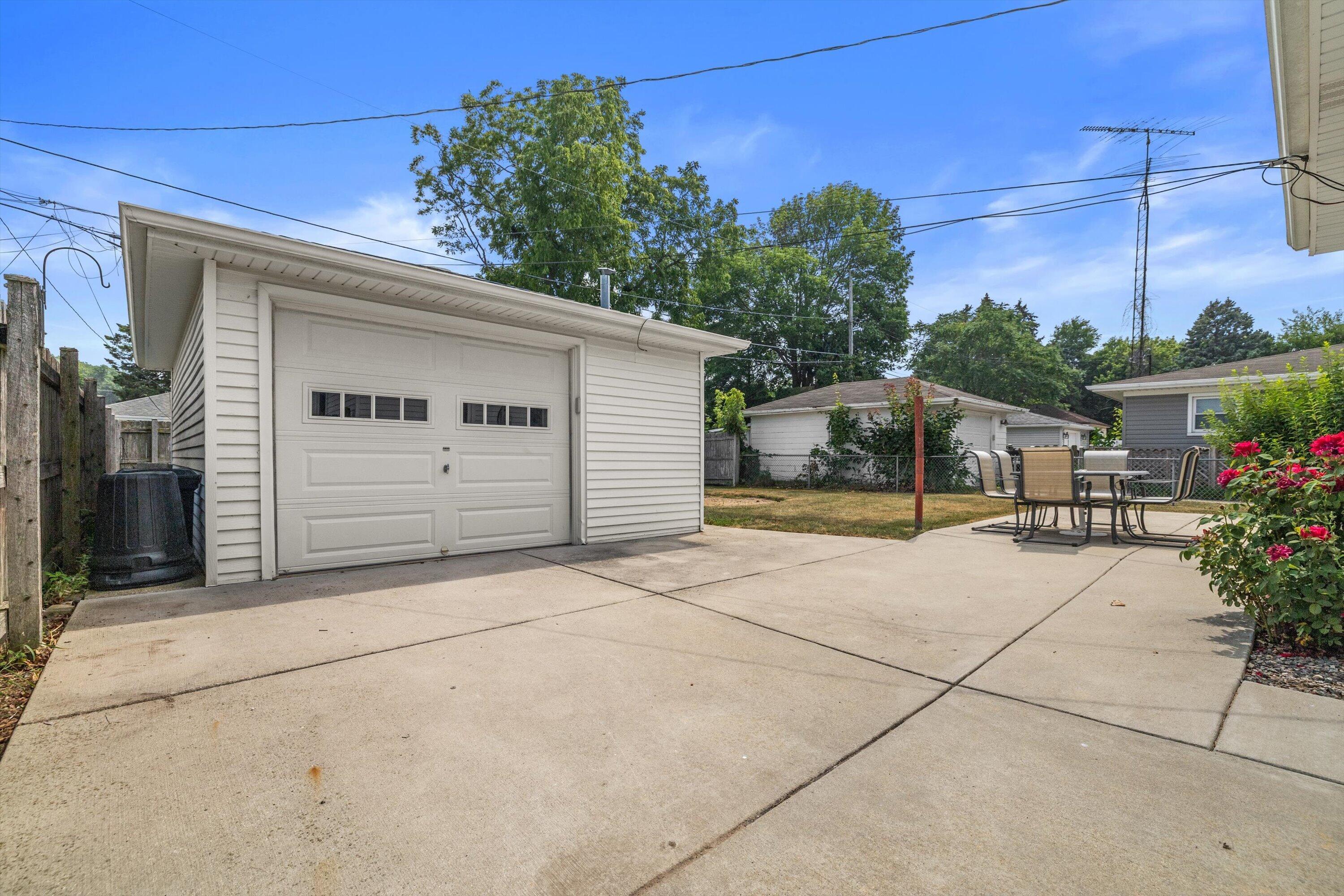 1815 Jupiter Avenue Racine, WI 53404 - Photo 23 of 34 Garage