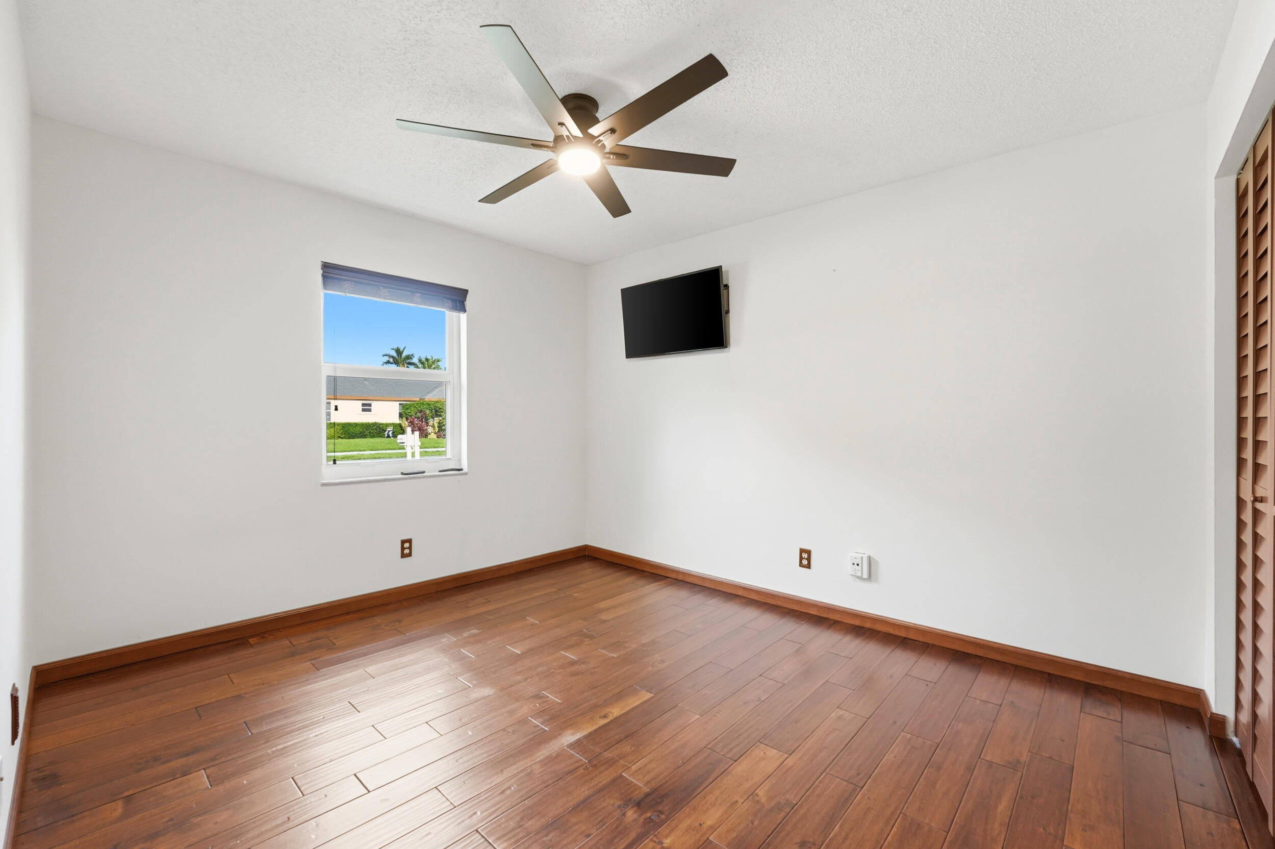 5787 Southwest 57th Way Davie, FL 33314 - Photo 5 of 40 159