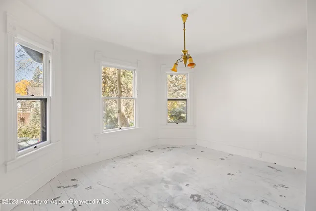 a view of empty room with window