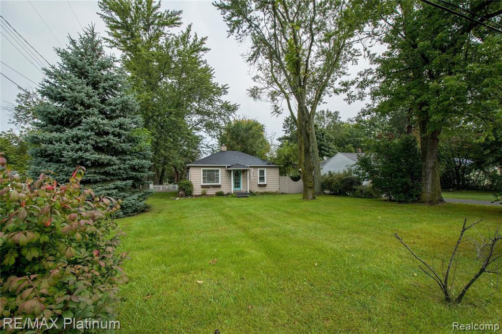 612 North Road Fenton, MI 48430 - Photo 1 of 27