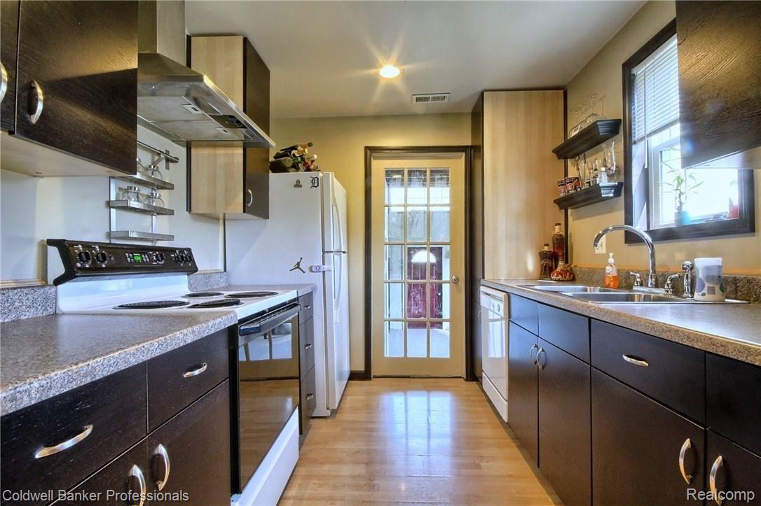 13701 Lenmoore Road Belleville, MI 48111 - Photo 9 of 28 Kitchen.jpg