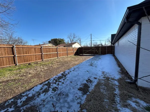 a view of a backyard