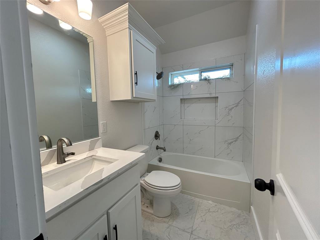 802 South Medora Street Terrell, TX 75160 - Photo 9 of 34 a bathroom with a sink a toilet and shower