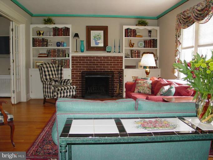 6305 Pinehurst Road Baltimore, MD 21212 - Photo 2 of 23 Graciously sized living room w/ built ins