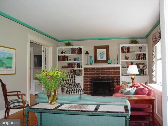 6305 Pinehurst Road Baltimore, MD 21212 - Photo 3 of 23 Built-in bookcases, wood burning fp.