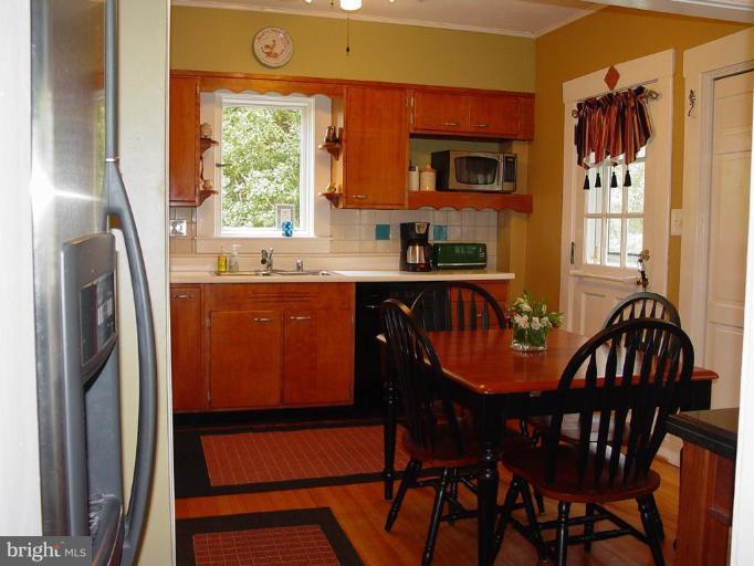 6305 Pinehurst Road Baltimore, MD 21212 - Photo 7 of 23 Eat-in kitchen w/ pantry, recent appliances.